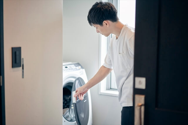 洗濯をする男性